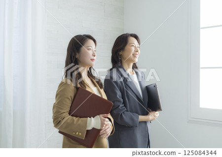 two businesswomen 125084344