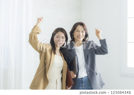兩個女商人 兩個女商人 125084348
