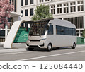 一輛電動公車停在公車站。 125084440