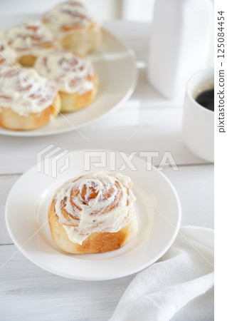 cinnamon roll  125084454