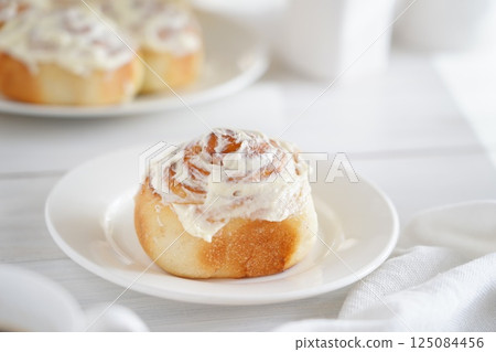 cinnamon roll  125084456