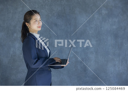 穿西裝的女人 穿西裝的女人 125084469