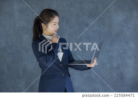 穿西裝的女人 穿西裝的女人 125084471