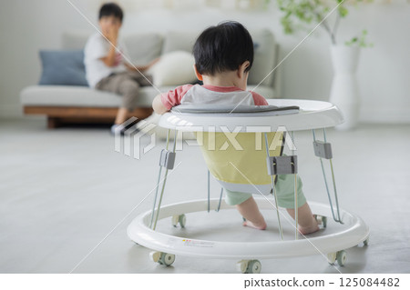 嬰兒在學步車上行走 125084482