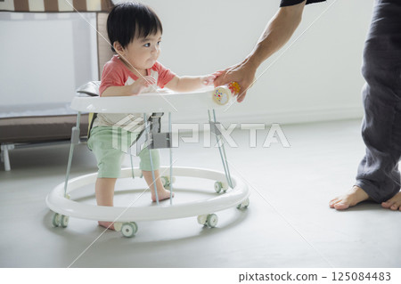嬰兒在學步車上行走 125084483