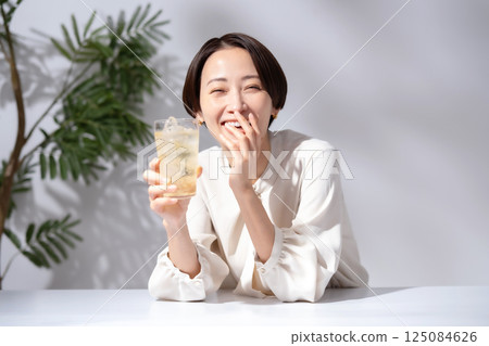 女人喝高球 125084626