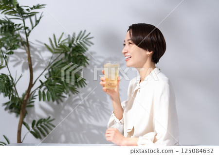 女人喝高球 125084632