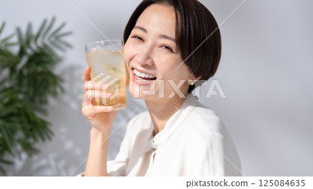 Woman drinking highball Woman drinking highball 125084635