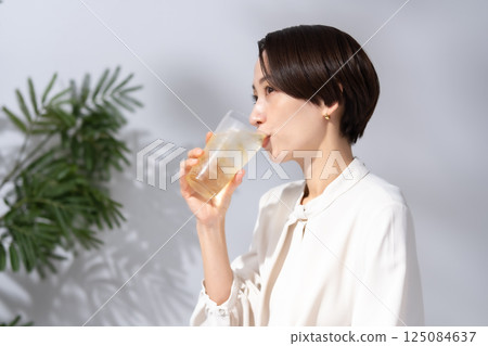 Woman drinking highball Woman drinking highball 125084637