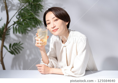 Woman drinking highball 125084640