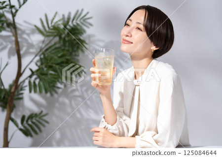 女人喝高球 125084644