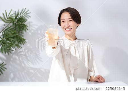 女人喝高球 125084645