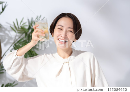 Woman drinking highball 125084650