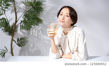 Woman drinking highball 125084652