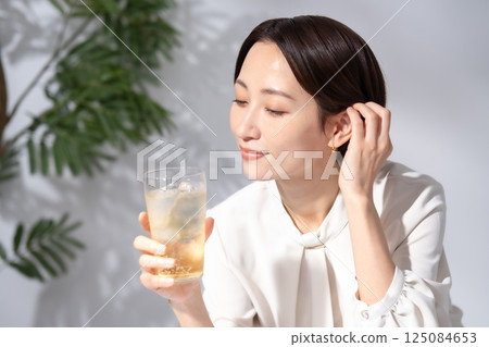 女人喝高球 125084653