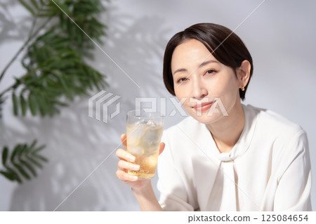 女人喝高球 125084654