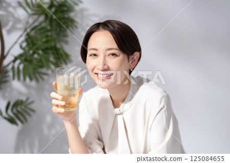 女人喝高球 125084655