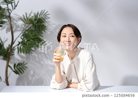 女人喝高球 125084656