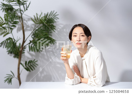 女人喝高球 125084658