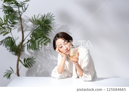 Woman drinking highball 125084665