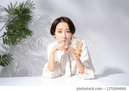 女人喝高球 125084666