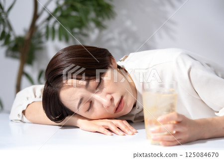 Woman drinking highball 125084670