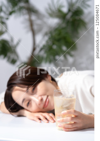 女人喝高球 125084671