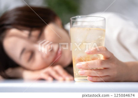 女人喝高球 125084674