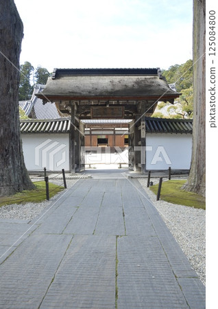 View of the main hall from the inner gate (Zuiganji Temple/Matsushima Town, Miyagi County, Miyagi Prefecture) View of the main hall from the inner gate (Zuiganji Temple/Matsushima Town, Miyagi County, Miyagi Prefecture) 125084800