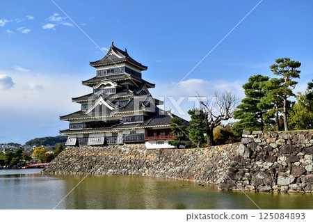 從護城河眺望國寶松本城 從護城河眺望國寶松本城 125084893