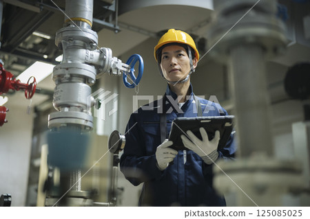 樓宇維護人員圖片：一名工人用平板電腦檢查供水設備 125085025