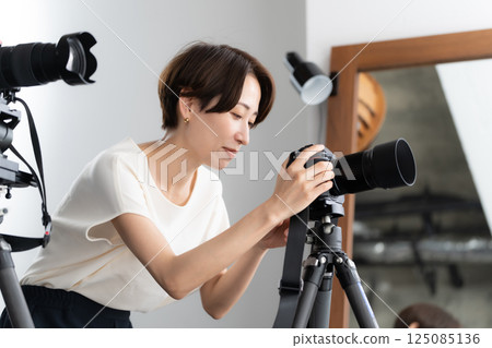 Female photographer 125085136