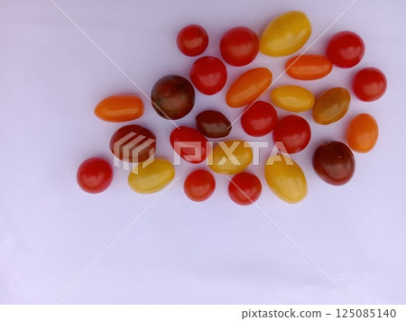 Colorful cherry tomatoes (red, red-purple, yellow, orange) (white background) Colorful cherry tomatoes (red, red-purple, yellow, orange) (white background) 125085140