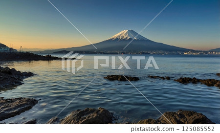 A landscape painting from the bottom of the sea, with Enoshima Island seen through the octopus's gaze and Mount Fuji seen through the shimmering water, that makes you feel the miracle of today. 125085552