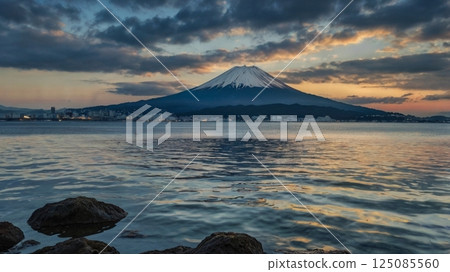 A landscape painting from the bottom of the sea, with Enoshima Island seen through the octopus's gaze and Mount Fuji seen through the shimmering water, that makes you feel the miracle of today. 125085560
