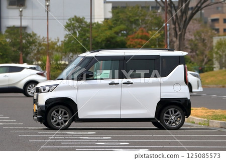 White light car image White light car image 125085573
