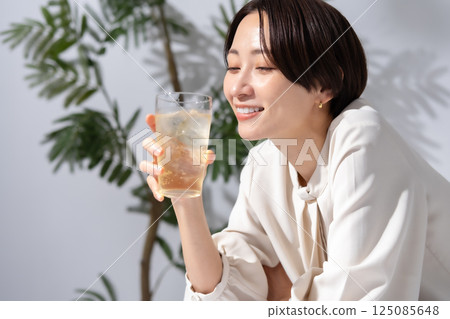 女人喝高球 125085648