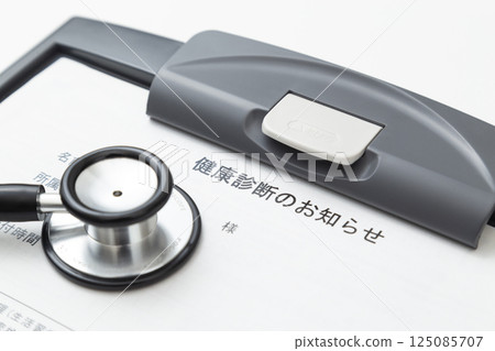 Health checkup notice and stethoscope on white background Health checkup notice and stethoscope on white background 125085707