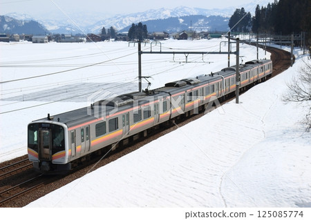 JR上越線的本地列車沿著積雪的軌道行駛 125085774
