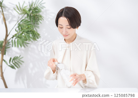 Woman making highball 125085798