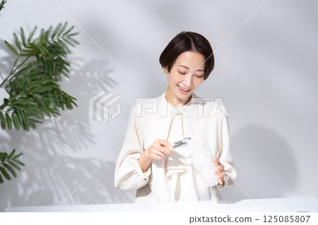 Woman making highball Woman making highball 125085807