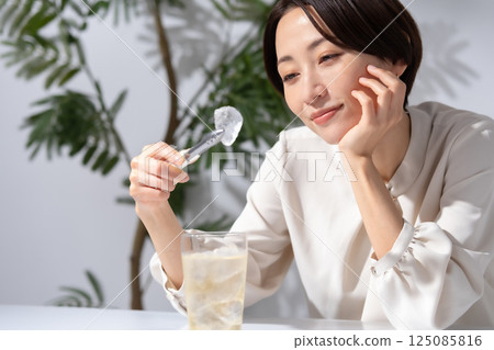 Woman making highball 125085816