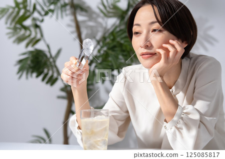 Woman making highball Woman making highball 125085817