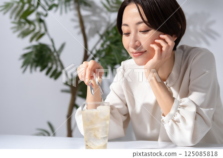 Woman making highball 125085818