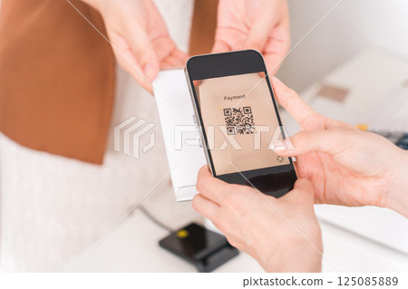 Women and clerks making barcode payments, QR code payments, electronic money, smartphone payments, and cashless payments 125085889