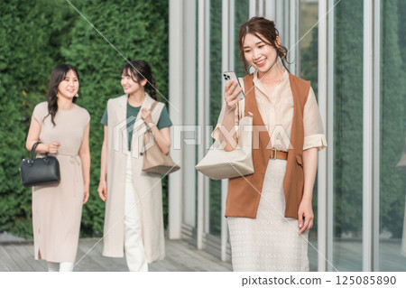 女性朋友/同事/OL/女商人/同事下班後在城裡散步（逛街） 125085890