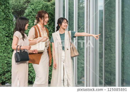 Female friends and friends who enjoy girls' trips, travel, shopping, shopping, sales, and bargains Female friends and friends who enjoy girls' trips, travel, shopping, shopping, sales, and bargains 125085891