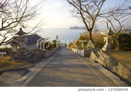 A panoramic view of the Seto Inland Sea from the approach to Tomioka Hachiman Shrine in Futagoura, Shodoshima 125086049