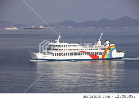 從小豆島坂手港出發的大型渡輪「葵號」看到的「第一國際丸號」 從小豆島坂手港出發的大型渡輪「葵號」看到的「第一國際丸號」 125086082
