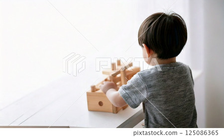 小孩玩玩具的後視圖 125086365